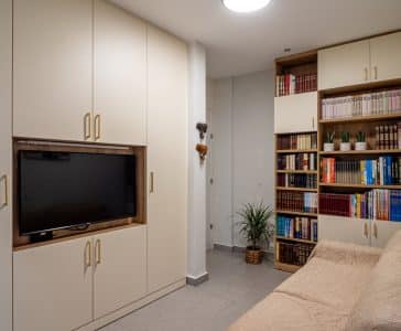 עיצוב דירת קבלן 5 חדרים ברחובות| חדר טלוויזיה| ענבל קרקו עיצוב פנים ופנג שואי