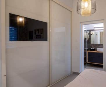 עיצוב דירת קבלן 5 חדרים ברחובות| ארון טלוויזיה בחדר עבודה| ענבל קרקו עיצוב פנים ופנג שואי