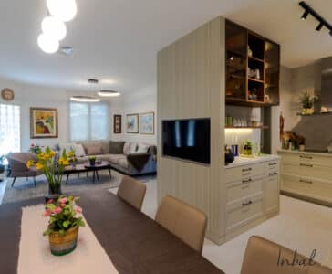 עיצוב פנים במושב גאליה, פרט נגרות לטלוויזיה מבט מפינת האוכל, ענבל קרקו עיצוב פנים ופנג שואי