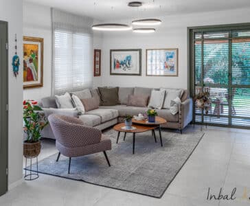 עיצוב פנים במושב גאליה, סלון מבט מהמדרגות, ענבל קרקו עיצוב פנים ופנג שואי