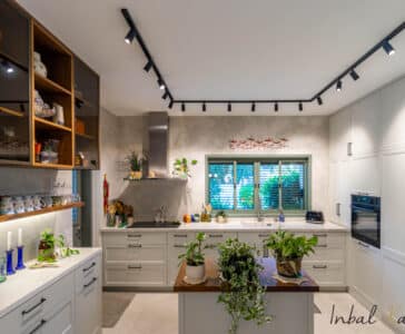 עיצוב פנים במושב גאליה, מטבח מבט מפינת האוכל, ענבל קרקו עיצוב פנים ופנג שואי