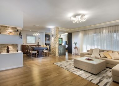 עיצוב פנים מודרני בכפר סבא, מבט מדלת הכניסה, ענבל קרקו, עיצוב פנים ופנג שואי