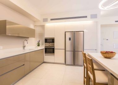 עיצוב דירה בסגנון מודרני מינימליסטי ברחובות, זוית נוספת של המטבח, ענבל קרקו, עיצוב פנים ופנג שואי