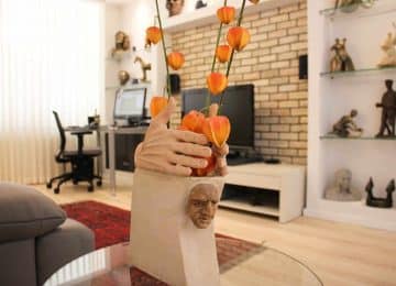 עיצוב דירה של אומן, מבט אל הסלון דרך אחד הפסלים, עיצוב פנים ופנג שואי, ענבל קרקו