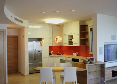 עיצוב דירת יוקרה צבעונית בתל אביב| מטבח | ענבל קרקו עיצוב פנים ופנג שואי