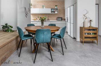 שיפוץ דירה ברחובות, פינת האוכל וברקע המטבח, ענבל קרקו עיצוב פנים ופנג שואי