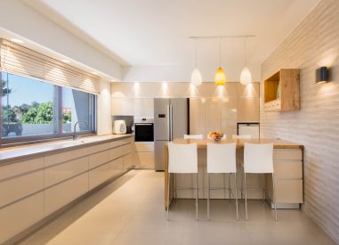 עיצוב פנים מודרני חם בהרצליה, מבט מכיוון דלת הכניסה, ענבל קרקו, עיצוב פנים ופנג שואי