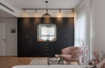 עיצוב פנים יוקרתי בתל אביב| ארון שחור משולב בשידת איפור| ענבל קרקו עיצוב פנים ופנג שואי