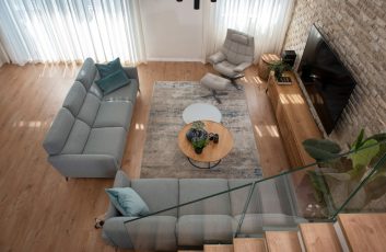 עיצוב פנים יוקרתי בתל אביב| עוד מבט אל הסלון מכיוון המדרגות| ענבל קרקו עיצוב פנים ופנג שואי