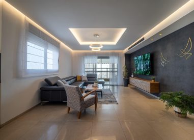 עיצוב סלון ומטבח יוקרתי בבית פרטי במרכז| מבט מהכניסה | ענבל קרקו עיצוב פנים ופנג שואי | ענבל קרקו עיצוב פנים ופנג שואי