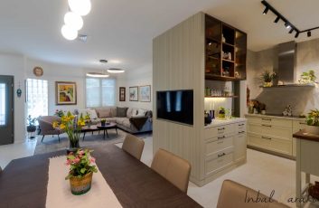 עיצוב פנים במושב גאליה, פרט נגרות לטלוויזיה מבט מפינת האוכל, ענבל קרקו עיצוב פנים ופנג שואי