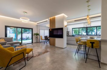 מבט נוסף על קיר הטלויזיה והמטבח