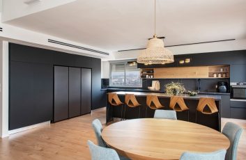 מטבח בירן עם נוף בחלון (Medium)