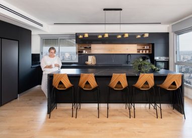 עיצוב פנים יוקרתי בתל אביב| מטבח שחור מודרני| ענבל קרקו עיצוב פנים ופנג שואי