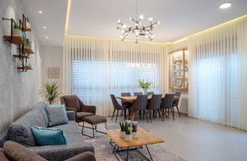 עיצוב דירת קבלן 5 חדרים ברחובות| מבט זוויתי על הסלון ופינת האוכל| ענבל קרקו עיצוב פנים ופנג שואי