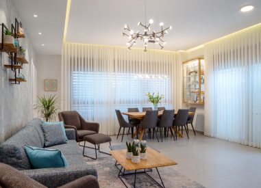 עיצוב דירת קבלן 5 חדרים ברחובות| מבט זוויתי על הסלון ופינת האוכל| ענבל קרקו עיצוב פנים ופנג שואי