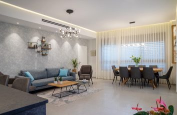 עיצוב דירת קבלן 5 חדרים ברחובות| סלון ופינת אוכל מכיוון החצר| ענבל קרקו עיצוב פנים ופנג שואי