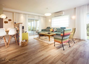 עיצוב פנים כפרי-מודרני לבית שמח ומלא חיים, מבט אל הסלון והמטבח, ענבל קרקו עיצוב פנים ופנג שואי