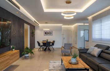 עיצוב סלון ומטבח יוקרתי בבית פרטי במרכז| סלון, מבט מהמרפסת | משטח פורצלן שחור במטבח | ענבל קרקו עיצוב פנים ופנג שואי | ענבל קרקו עיצוב פנים ופנג שואי