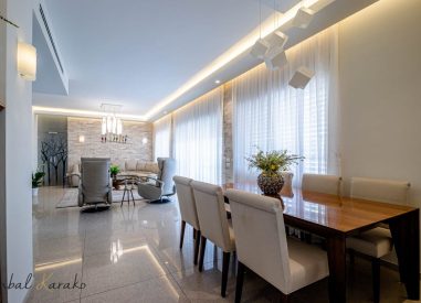 עיצוב בית פרטי יוקרתי ביישוב אירוס, מבט מכיוון פינת האוכל, ענבל קרקו עיצוב פנים ופנג שואי