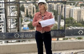 ענבל קרקו מעצבת פנים בעת ייעוץ בדירת קבלן